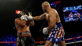 Tyson Fury menghujani Tom Schwarz dengan banyak pukulan sejak berlangsungnya ronde pertama pertandingan kelas berat non gelar yang berlangsung di MGM Grand Garden Arena, Las Vegas, Sabtu (15/6) waktu setempat. (REUTERS/Mike Segar)