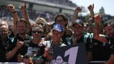 Pebalap Yamaha Petronas Fabio Quartararo (tengah) merayakan keberhasilan meraih pole di MotoGP Catalunya 2019. (LLUIS GENE / AFP)