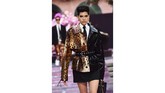 Seperti DNAnya selama ini, gaya busana Versace masih kaya akan motif dan warna yang playful. (Miguel MEDINA / AFP)