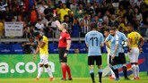 Wasit Anderson Daronco mengusir Jose Quinteros dari lapangan pada menit ke-26 sehingga Ekuador harus menyelesaikan laga dengan 10 orang pemain. (REUTERS/Luisa Gonzalez)
