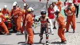 Marc Marquez merayakan kemenangan MotoGP Catalunya bersama petugas sirkuit dan kemudian menghampiri pendukung di tribune. (REUTERS/Albert Gea)