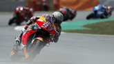 Kecelakaan yang melibatkan Jorge Lorenzo, Andrea Dovizioso, Maverick Vinales, dan Jorge Lorenzo membuat Marc Marquez tidak mendapat tekanan di depan. (PAU BARRENA / AFP)
