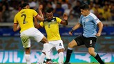 Arturo Mina (tengah) mencetak gol bunuh diri. Bermaksud menghalau bola dari Gaston Pereira, Mina justru membuat gawang Ekuador bergetar. (REUTERS/Luisa Gonzalez)