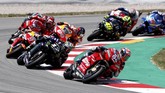 Andrea Dovizioso terus memimpin balapan hingga memasuki lap kedua sebelum kontroversi terjadi pada tikungan sepuluh. (REUTERS/Albert Gea)