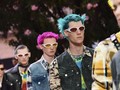 FOTO: Feminitas Kaum Pria dalam 'Bahasa' Versace