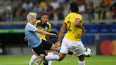 Nicolas Lodeiro (tengah) melepaskan tembakan kaki kiri yang membuat bola bersarang di gawang Ekuador pada menit keenam. (REUTERS/Edgard Garrido)