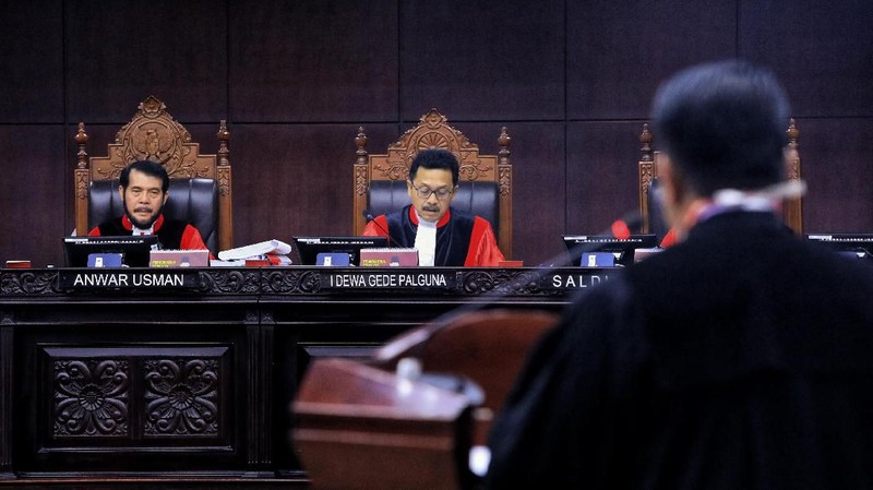Sidang tersebut beragendakan mendengarkan jawaban termohon, pihak terkait dan Bawaslu.