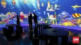 Bayangkan menggambar hewan laut sesuai imajinasi, lalu ia 'hidup' di layar akuarium raksasa. Itu bisa dilakukan di instalasi digital interaktif Sketch Aquarium di 'teamLab Future Park and Animals of Flowers, Symbiotic Lives.' (CNNIndonesia/Safir Makki)