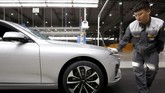 Seorang pekerja di pabrik mobil VinFast di kawasan industri Dinh-Vu Cat Hai Economic Zone, Haiphong, Vietnam utara. (REUTERS/Kham)