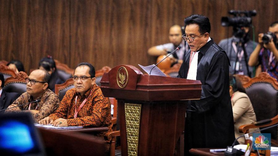 Tim Kuasa Hukum Jokowi-Amin menghadirkan dua orang ahli, yaitu Edward Omar Sharif Hiariej dan Heru Widodo.