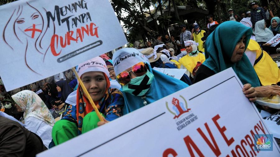 Massa yang didominasi emak-emak itu melakukan aksi mengawal sidang sengketa Pilpres 2019.