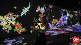 ‘teamLab Future Park andAnimalsofFlowers, SymbioticLives’ merupakan pameran seni interaktif terbesar di Jakarta menggunakan teknologi digital. Pameran itu dibuka Selasa (18/6) dan bisa dikunjungi di Gandaria City mulai 20 Juni hingga 20 Desember 2019. (CNNIndonesia/Safir Makki)