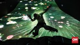 Sementara di wahana seni digital Sliding through the fruit field, selain bisa meluncur ditemani bungadan buah, pengunjung juga akan menikmati permainan cahaya yang saling memantul. (CNNIndonesia/Safir Makki)