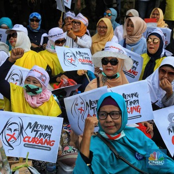 Peserta Aksi Emak-emak Kawal Sidang Lanjutan Sengketa Pilpres