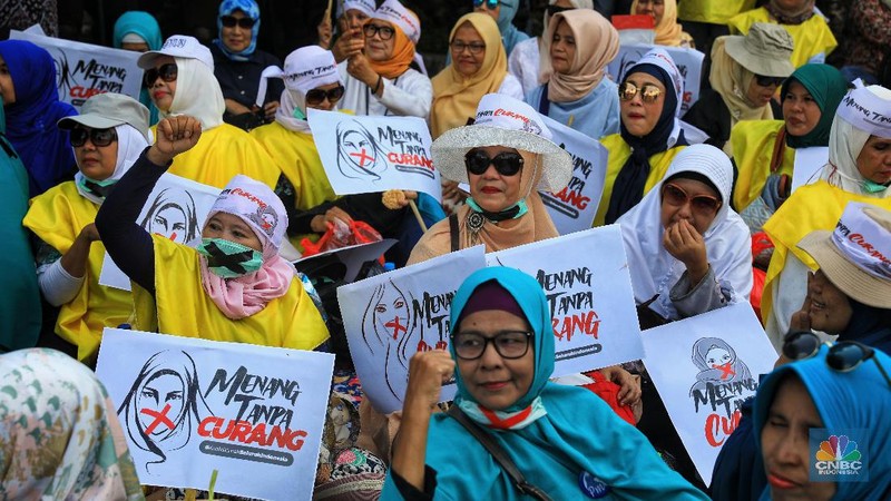 Massa yang didominasi emak-emak itu melakukan aksi mengawal sidang sengketa Pilpres 2019.