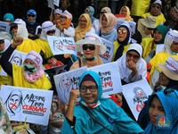 Peserta Aksi Emak-emak Kawal Sidang Lanjutan Sengketa Pilpres