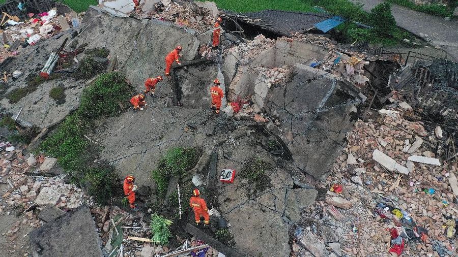 Rescue workers are seen on a collapsed house after earthquakes hit Changning county in Yibin, Sichuan province, China June 18, 2019. REUTERS/Stringer ATTENTION EDITORS - THIS IMAGE WAS PROVIDED BY A THIRD PARTY. CHINA OUT.