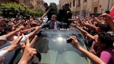 Berbeda dengan pendahulunya yang selalu berlatar belakang militer, Mursi tampil dari kalangan sipil untuk menggantikan Presiden Hosni Mubarak setelah dipaksa mundur melalui pemberontakan rakyat pada Februari 2011. (Reuters/Mohamed Abd El Ghany)