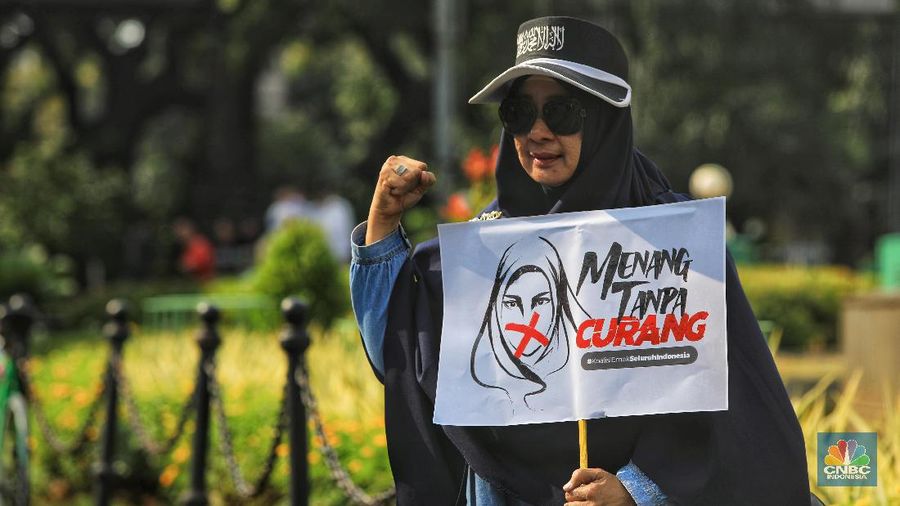 Massa yang didominasi emak-emak itu melakukan aksi mengawal sidang sengketa Pilpres 2019.