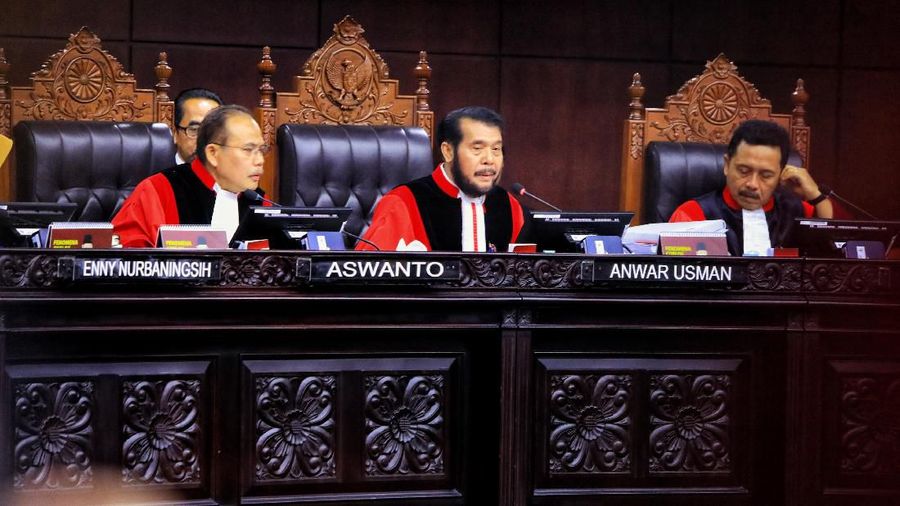 Sidang tersebut beragendakan mendengarkan jawaban termohon, pihak terkait dan Bawaslu.