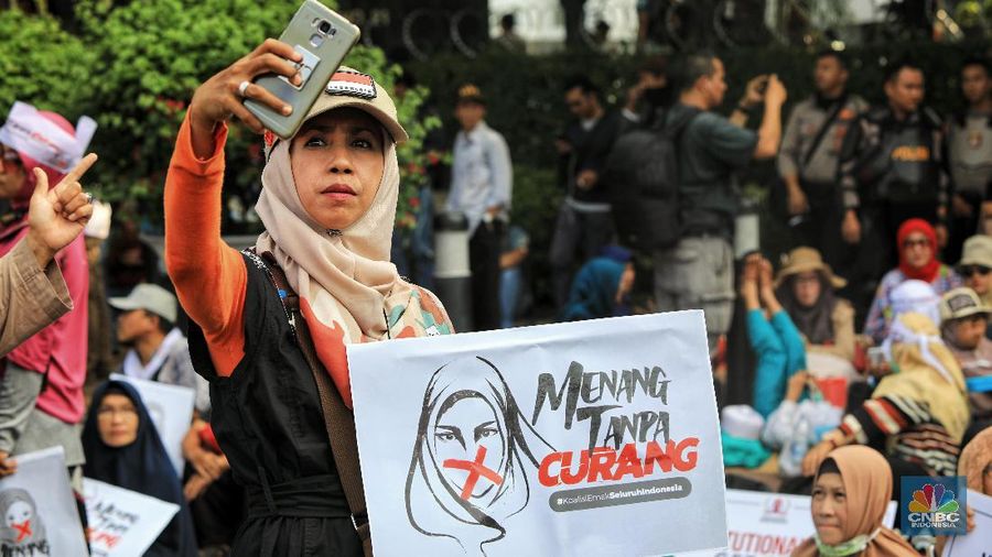 Massa yang didominasi emak-emak itu melakukan aksi mengawal sidang sengketa Pilpres 2019.