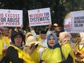 VIDEO: Identitas Kuning-kuning Massa GNKR Kawal Sidang MK