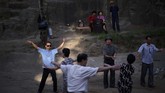 Suasana kegiatan berwisata di taman bukit Moran di Pyongyang, Korea Utara.