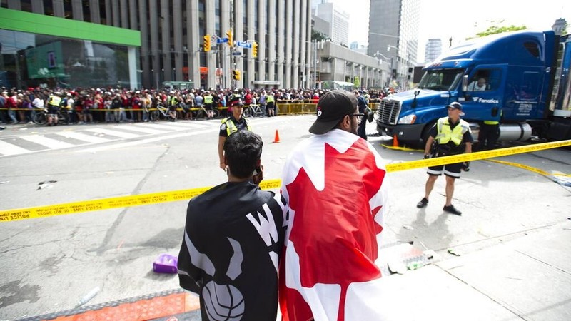 Kemeriahan parade kemenangan Raptors (18/06) di Kanada dirusak oleh penembakan yang melukai 4 orang.