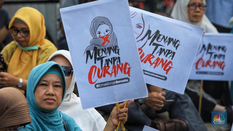 Massa yang didominasi emak-emak itu melakukan aksi mengawal sidang sengketa Pilpres 2019.