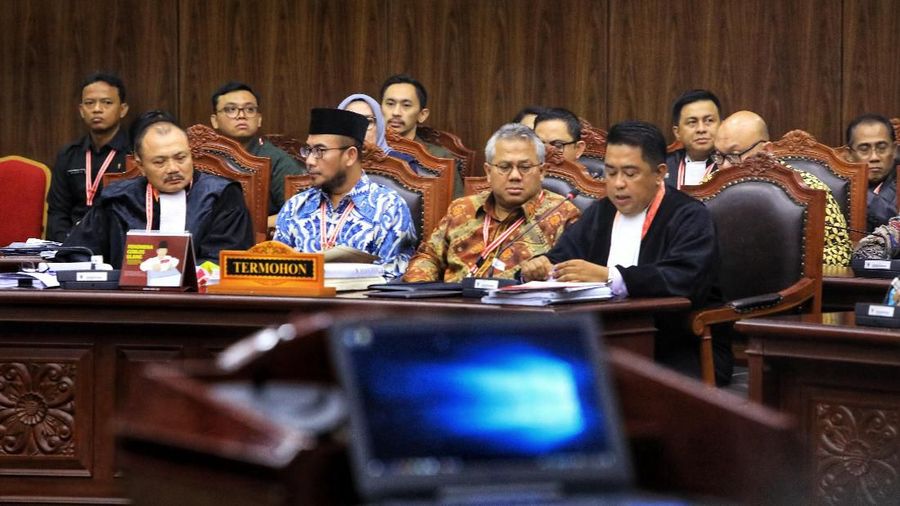 KPU menyebut gugatan tim Prabowo pengalihan isu dan penuh penghinaan kepada MK, apalagi dengan menyebut Mahkamah sebagai Mahkamah Kalkulator