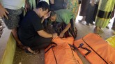 Seorang pria menangis usai mengetahui salah satu keluarganya menjadi korban meninggal dunia kecelakaan perahu tenggelam di kantor Kecamatan Dungkek, Sumenep, Jawa Timur, Selasa (18/6/2019). (ANTARA FOTO/Saiful Bahri)