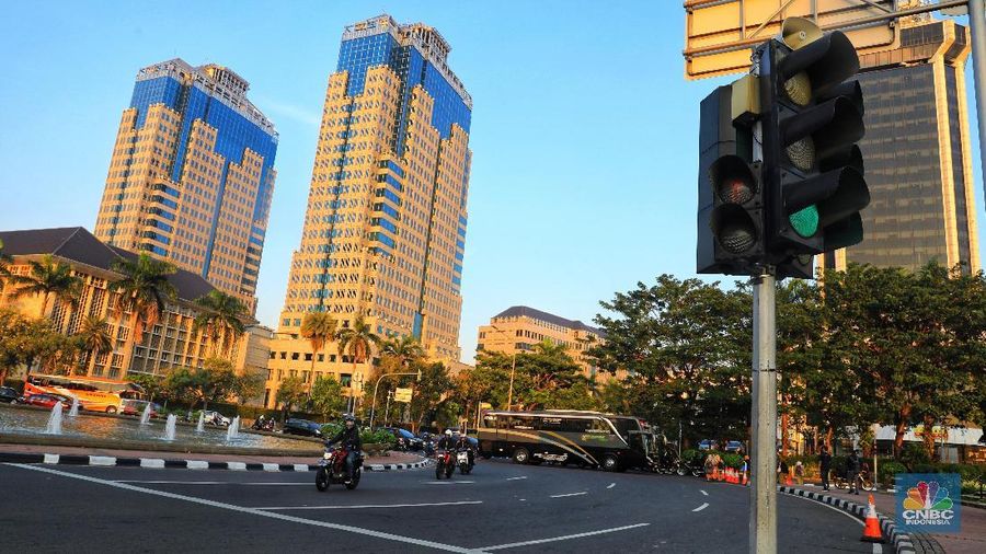 Di tengah sidang kedua Sengketa Pilpres 2019, polisi melakukan pengalihan arus lalu lintas.