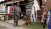 The Walking Dead merupakan serial televisi yang diangkat dari komik karangan Robert Kirkman.