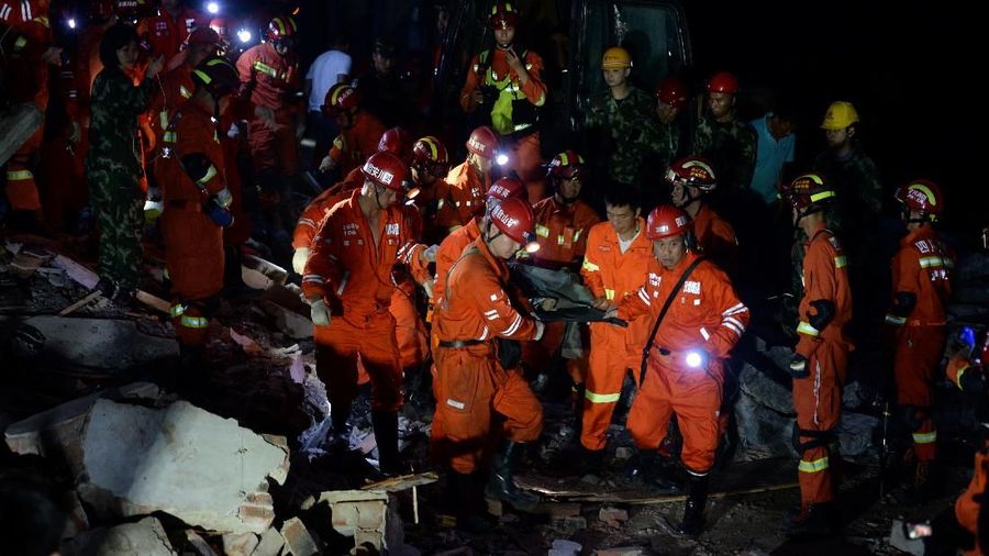 Rescue workers carry a casualty on a stretcher after earthquakes hit Changning county in Yibin, Sichuan province, China June 18, 2019. Wang Xiao/Chengdu Economic Daily via REUTERS ATTENTION EDITORS - THIS IMAGE WAS PROVIDED BY A THIRD PARTY. CHINA OUT.