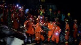 Lebih dari 300 personel pemadam kebakaran pun diturunkan ke tempat kejadian. Sekitar 5.000 tenda dan 10.000 pondok lipat serta beberapa persediaan darurat juga telah dikirimkan oleh tim penyelamat. (Wang Xiao/Chengdu Economic Daily via REUTERS)