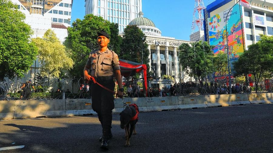 Pasukan K9 ini terdiri dari anjing yang khusus untuk pengendalian massa dan melacak bahan peledak.