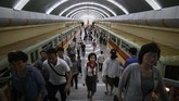 Pengguna kereta bawah tanah di Stasiun Kaeson, Pyongyang, Korea Utara.