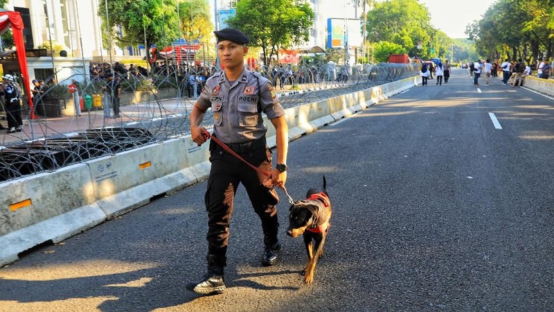 Pasukan K9 ini terdiri dari anjing yang khusus untuk pengendalian massa dan melacak bahan peledak.