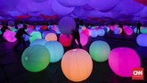 Di sana juga ada instalasi seni digital Light Ball Orchestra di mana pengunjung bisa menggelindingkan bola yang menghampar. Bola-bola itu bisa berubah warna dan menghasilkan suara jika disentuh dan dilempar ke atas. (CNNIndonesia/Safir Makki)
