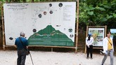 Insiden ini merenggut nyawa seorang anggota pasukan khusus Angkatan Laut Thailand, saat hendak meletakkan tabung oksigen di beberapa titik goa karena kehabisan udara.