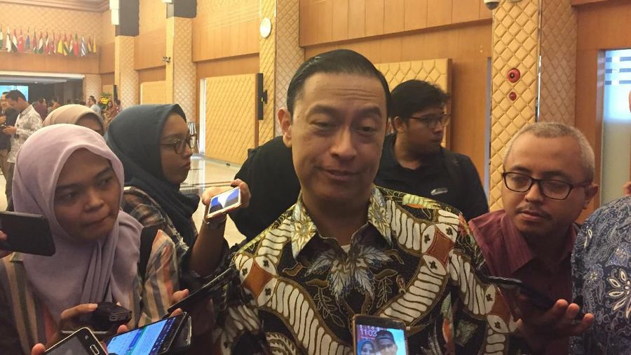 Harus diakui Indonesia masuk dalam stagnasi ekonomi. Walaupun masih positif, namun ekonomi Indonesia tak jauh dari 5% pertumbuhannya.