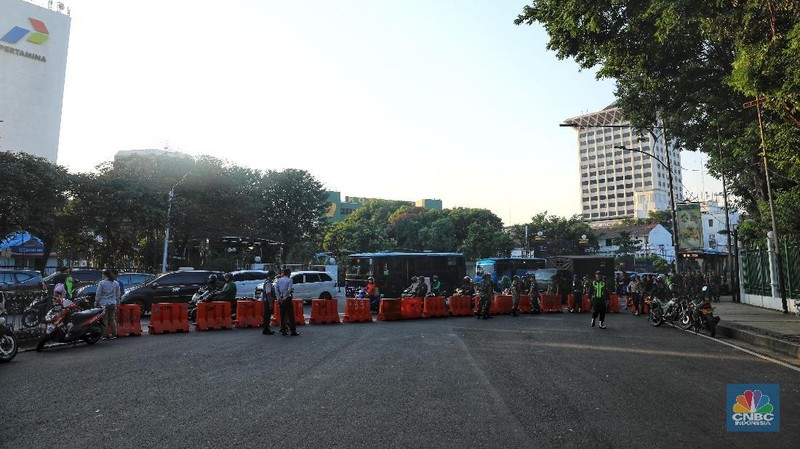 Di tengah sidang kedua Sengketa Pilpres 2019, polisi melakukan pengalihan arus lalu lintas.
