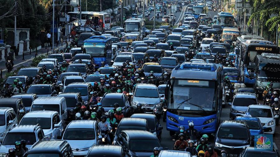 Di tengah sidang kedua Sengketa Pilpres 2019, polisi melakukan pengalihan arus lalu lintas.