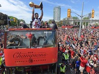 Meriah! Jutaan Orang Menyemut Rayakan Kemenangan Raptors