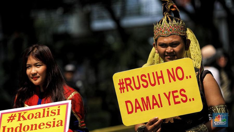 Mereka yang tergabung dalam Koalisi Indonesia Rukun berdemo untuk menolak kerusuhan.