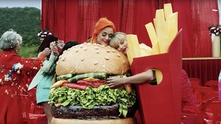 Taylor Swift Peluk Katy Perry di 'You Need To Calm Down'