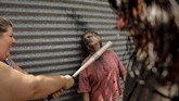 Sejak terbangun ia bertemu banyak orang yang akhirnya bersaing untuk bertahan hidup di dunia zombie.