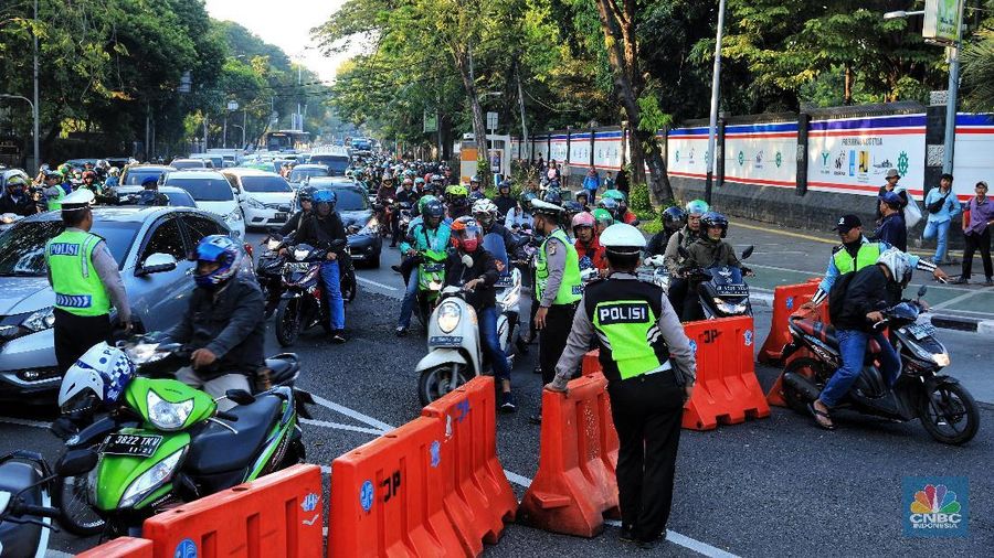 Di tengah sidang kedua Sengketa Pilpres 2019, polisi melakukan pengalihan arus lalu lintas.