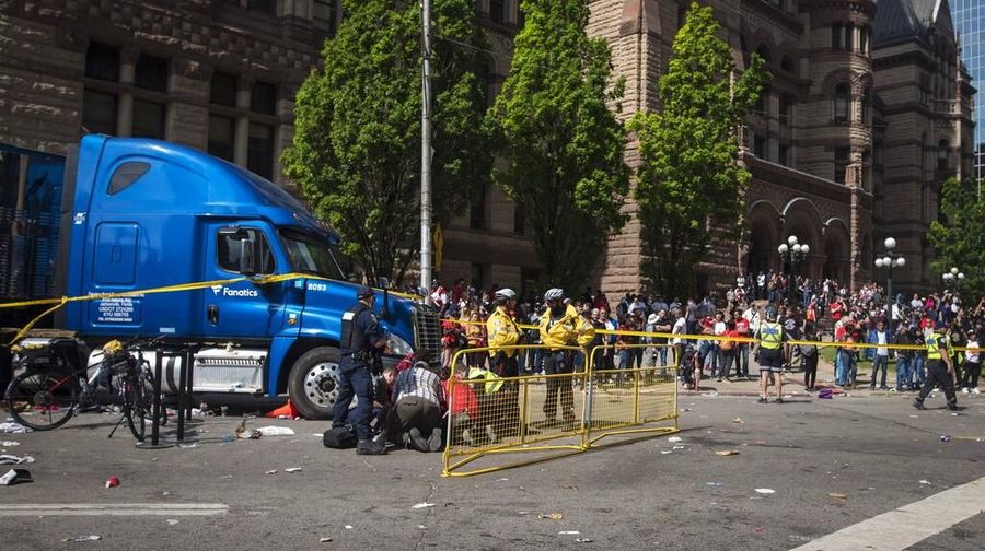 Kemeriahan parade kemenangan Raptors (18/06) di Kanada dirusak oleh penembakan yang melukai 4 orang.