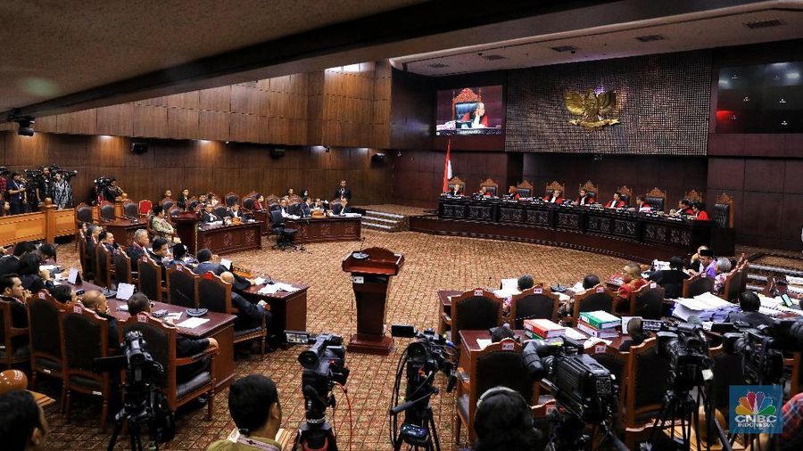 Berbeda dengan hari-hari sebelumnya yang digelar pada pukul 09.00 WIB, sidang kali ini mundur empat jam.